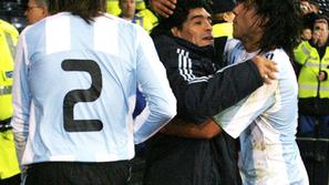 Tevez in Maradona sta si po zmagi tako padla v objem.