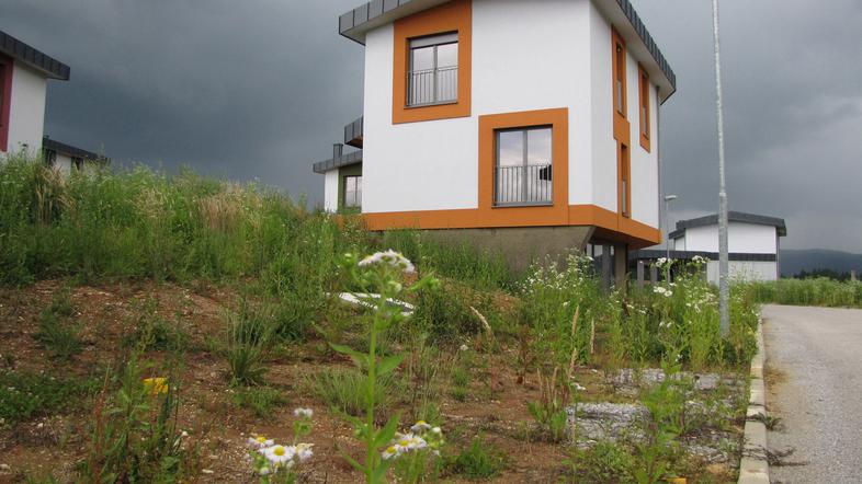 Od načrtovanih 48 so v naselju Urbanje zgradili sedem hiš. Stale naj bi do 350 t