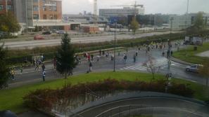 Maratonci tečejo po Cesti Ljubljanske Brigade v Šiški. (Foto: Žurnal24)
