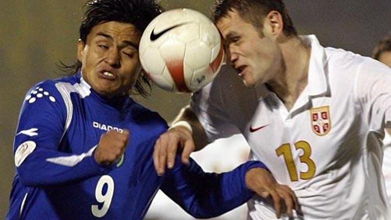 Đorđe Tutorić v dvoboju za žogo z Muratom Suyomagambetovim.