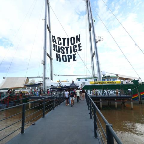 ladja Greenpeace v mestu Belem v Braziliji COP30
