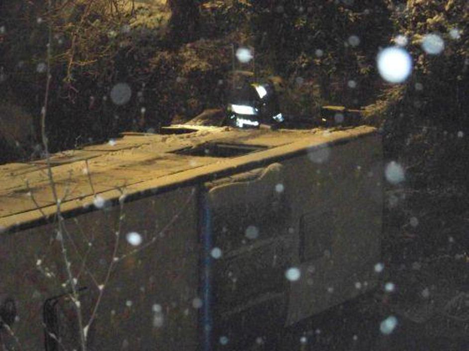 Avtobus je z mostu zdrsnil v nedeljo zvečer. Na srečo nihče od potnikov ni bil h