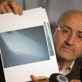 Pristojni libanonski minister Ghazi Aridi kaže fotografijo trupa letala pod vodo