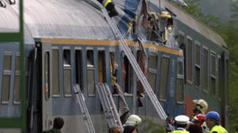 Na Madžarskem sta trčila vlaka, reševalci se še vedno trudijo rešiti ujete potni