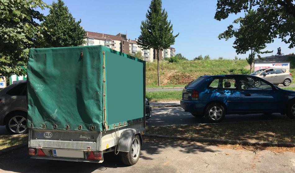 Prikolica se je prevrnila na pešca, z njim je hudo