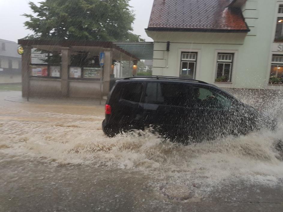 Avto na poplavljeni cesti