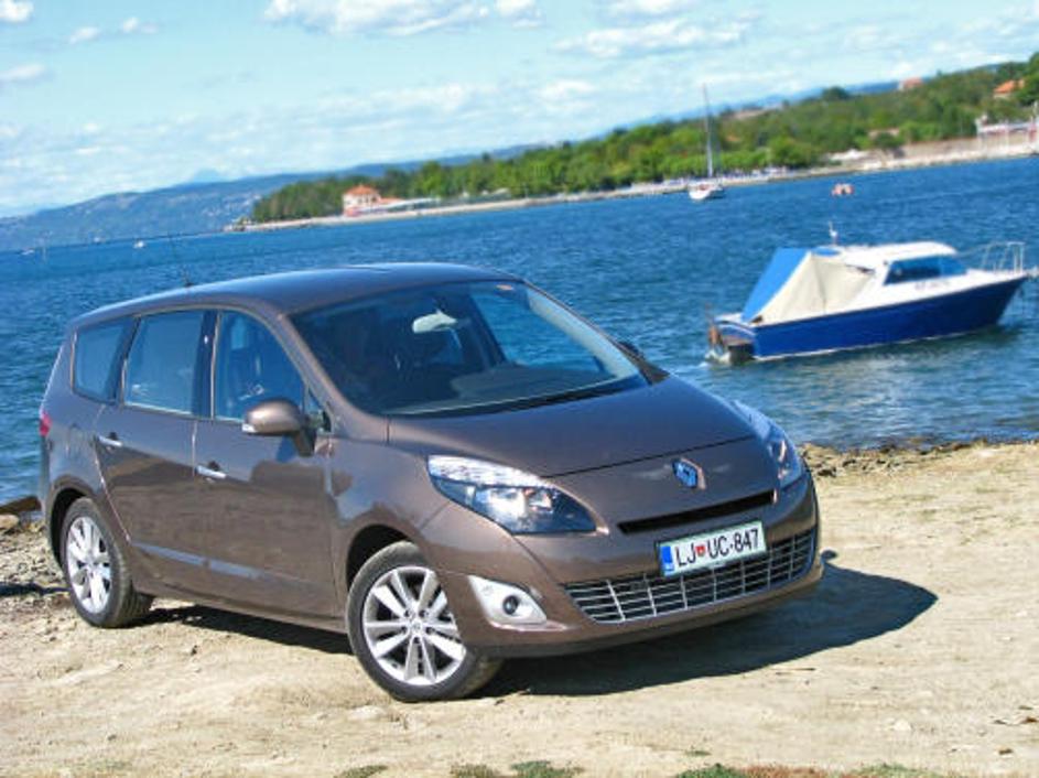 Grand scénic je od navadnega scénica dražji za 900 evrov. Po našem mnenju je to 