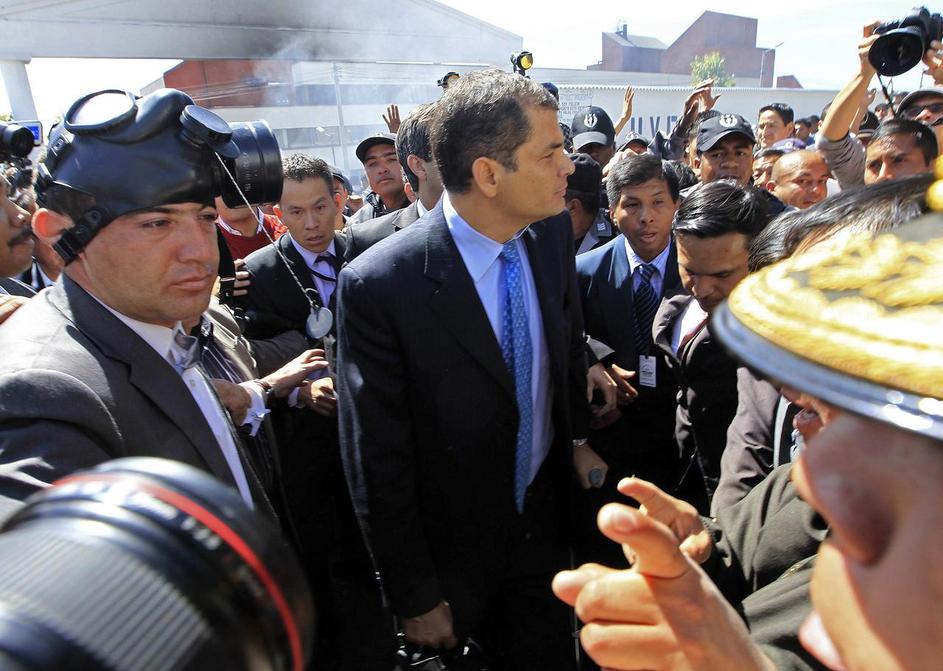 Takole je Correa nagovoril protestnike, na koncu je moral pobegniti. (Foto: Reut