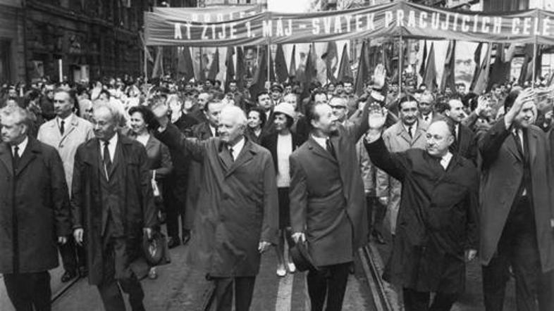 Aleksander Dubček (tretji z desne) in general Ludvik Svoboda (tretji z leve), pr