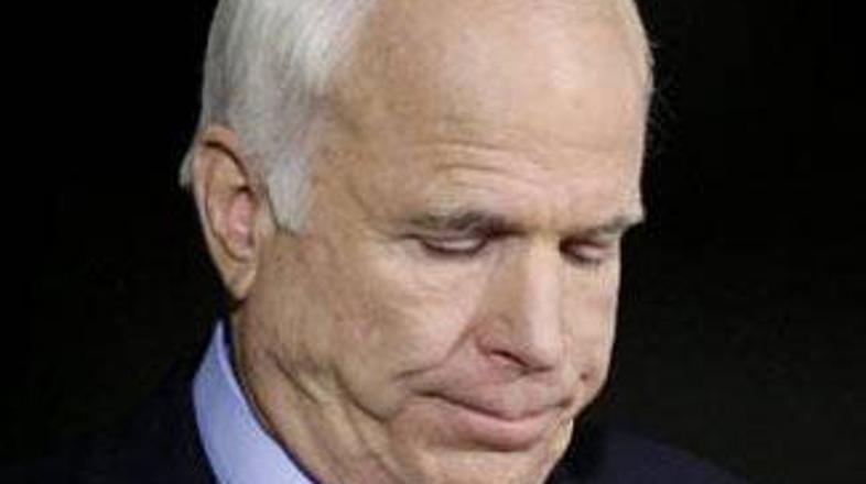 John McCain je s sklonjeno glavo sprejel poraz na volitvah za predsednika ZDA.