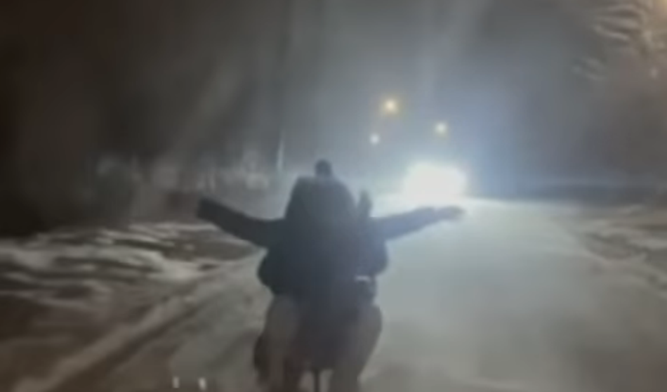 Huda nesreča najstnic: Sani vlekel z avtom, ko ju je povozil drug avto