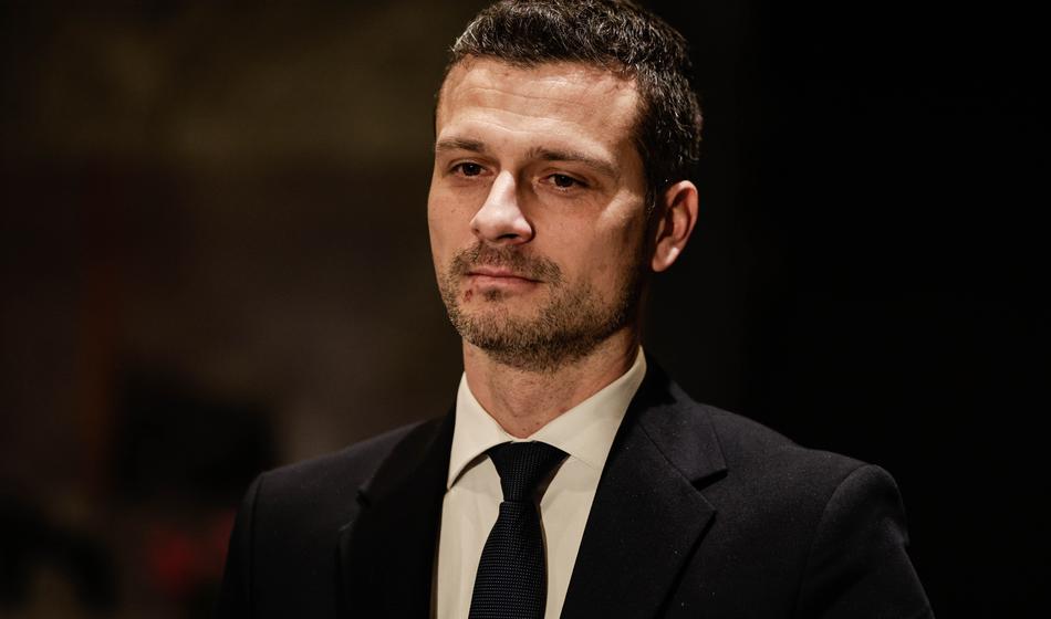 Šef poslancev SD naj bi ji grozil z nožem: "Ne boš preživela današnje noči!"