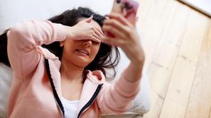 telefon strah zastrt pogled zloraba družbena omrežj