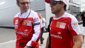 Stefano Domenicali vsaj navzven dejstvu, da njegov dirkač Fernando Alonso vodi v