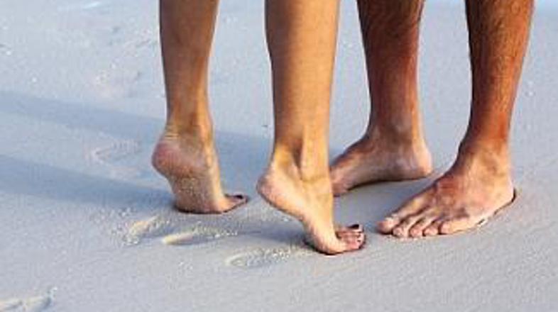 Sporni zakon mlajšim od 16 let prepoveduje celo objemanje in poljubljanje. Južno