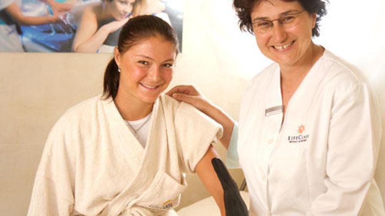 Dinara Safina po blatni oblogi z LifeClassovo zdravnico Lepo Veljanovič.
