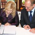 Renata Brunskole, metliška županja, je podpisala pogodbo z Janezom Škrabcem, dir