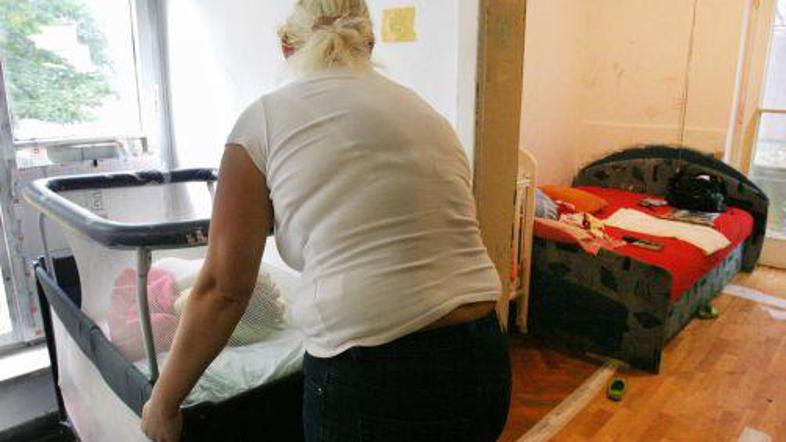 Za otroške posteljice v samski sobi ni prostora, vsak večer jih vleče s hodnika.