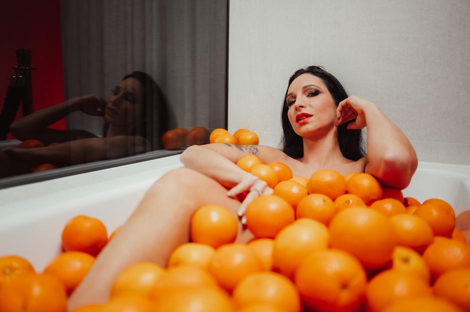 pomaranče, ženska, dejan dogaja | Avtor: Globus Videos