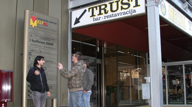 Ta teden vrata odpira diskoteka Trust, pred katero se je pred leti zgodil umor. 