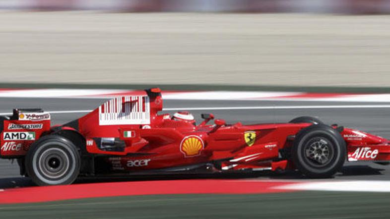 Kimi Räikkönen je bil najhitrejši na obeh petkovih prostih treningih.