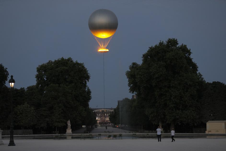 Lebdeči balon v Parizu