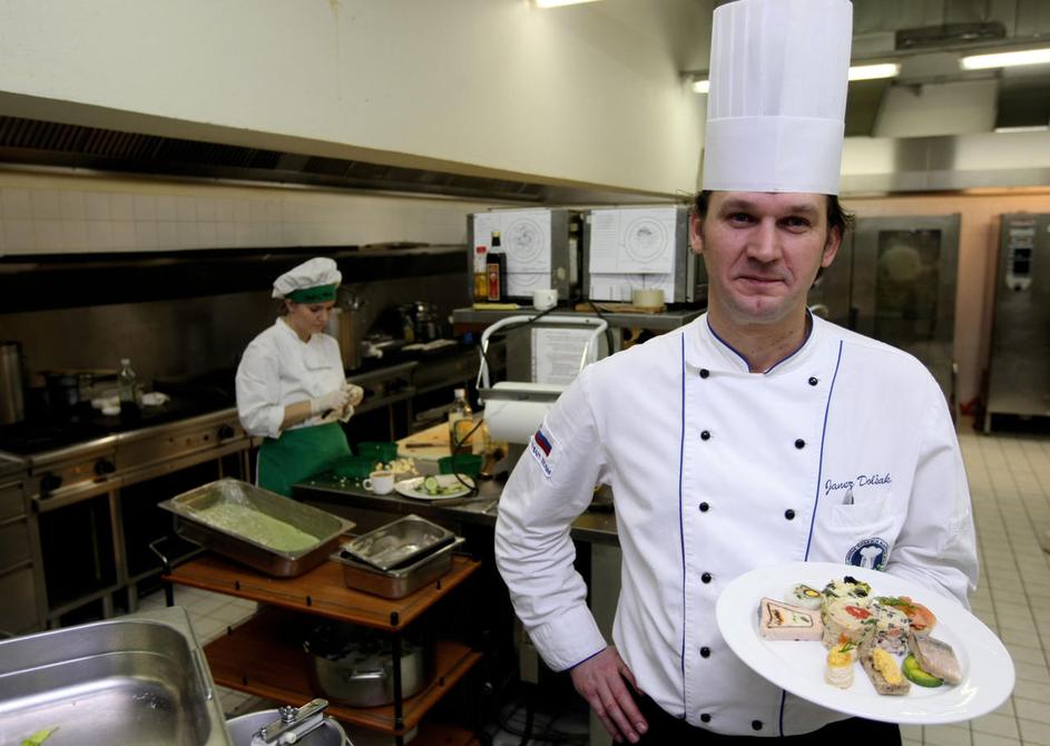 Vodja kuhinje Janez Dolšak je med letošnjimi posebnostmi omenil dimljeno jeguljo