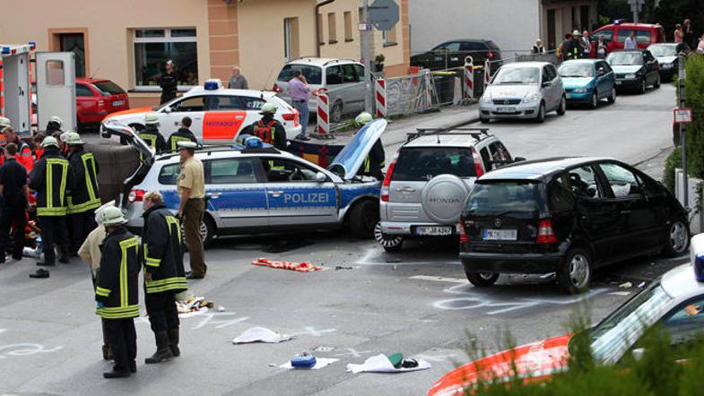 80-letnik je med sprevodom v mestu Menden v nemški zvezni deželi Severno Porenje