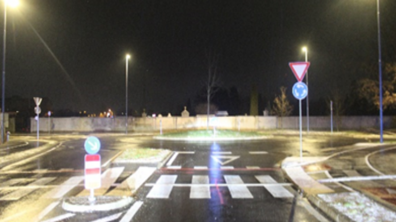 Krožišče, v katerem sta trčila avto in voznik e-skiroja