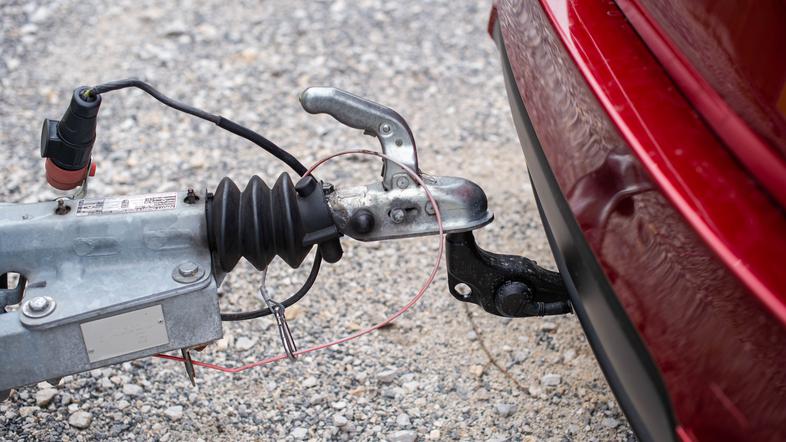 vožnja s prikolico Mazda prikolica vleka vožnja kljuka