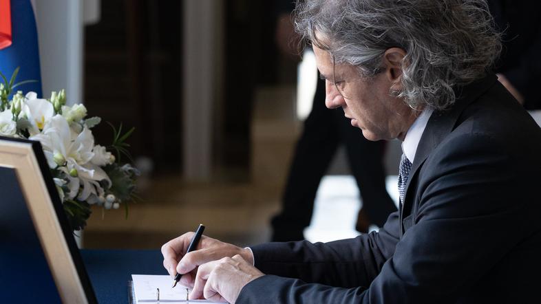 Robert Golob, žalna knjiga, Elizabeta II.