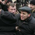 Šahovski prvak in vodja opozicije Gari Kasparov se preriva skozi množico med dem
