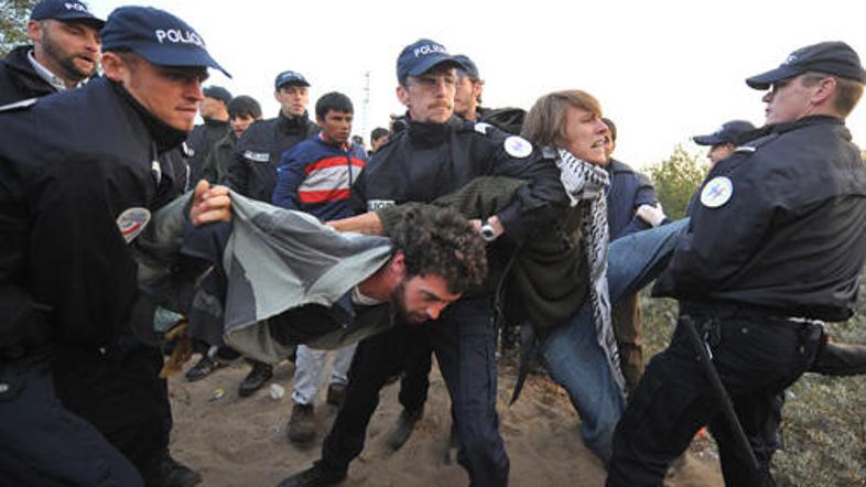 V spopadu s policijo je bilo priprtih pet aktivistov.