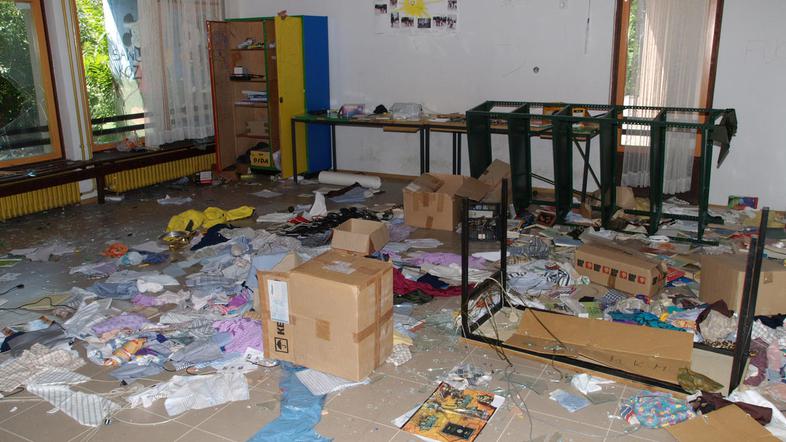 Občina bi kot dober lastnik morala zavarovati objekt in preprečiti objestno “igr