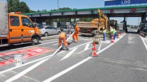 Zaradi varnosti delavcev je treba stezo med obnovo zapreti.