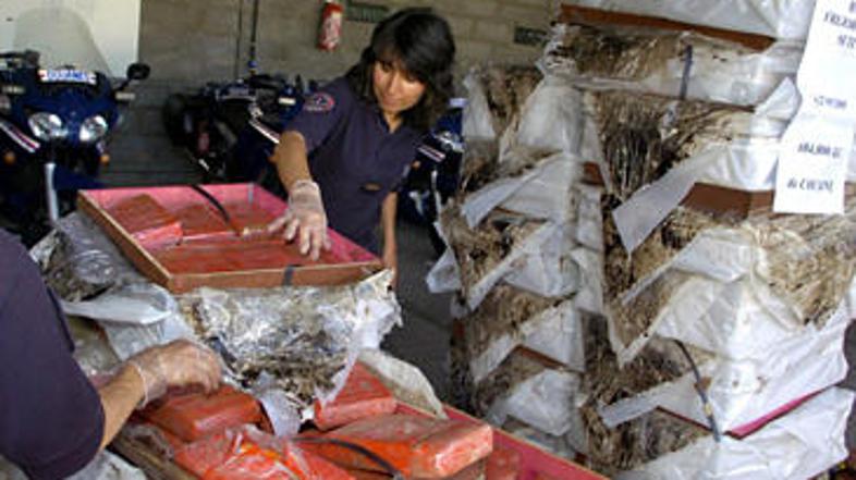 Kokain je bil spravljen v posebnih zabojnikih, o katerih tihotapca ne vesta niče