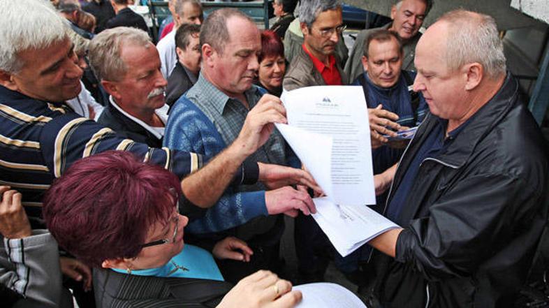 Delavci do naslednjega četrtka zahtevajo julijske plače in priklop elektrike, do