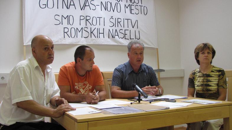 Predstavniki KS Gotna vas in Duško Brajdič (na levi) pred transparentom, s kater