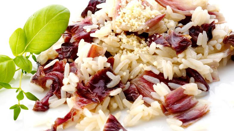 Se radiču izogibate, ker se vam zdi pregrenak? V rižoti bo precej manj grenak ko