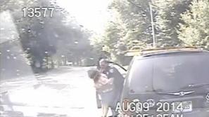 Policist, ki rešuje žensko