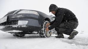 Nameščanje snežnih verig.