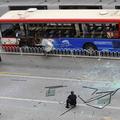 Kdo je podtaknil eksplozijo na avtobusu, še ni jasno, vendar pa oblasti sumijo, 