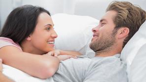 ženska moški veselje sreča postelja zveza