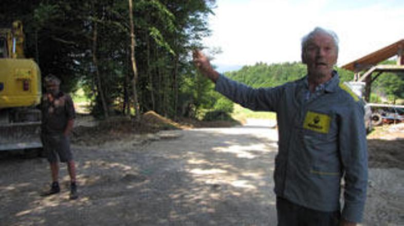 "Brez vsake potrebe prestavljajo cesto, ki je tu potekala vsaj sto let, denar pa