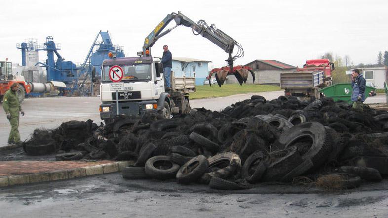 Kriminalisti so skupaj s strojnikom pregledovali zgorele gume, da bi našli še ka