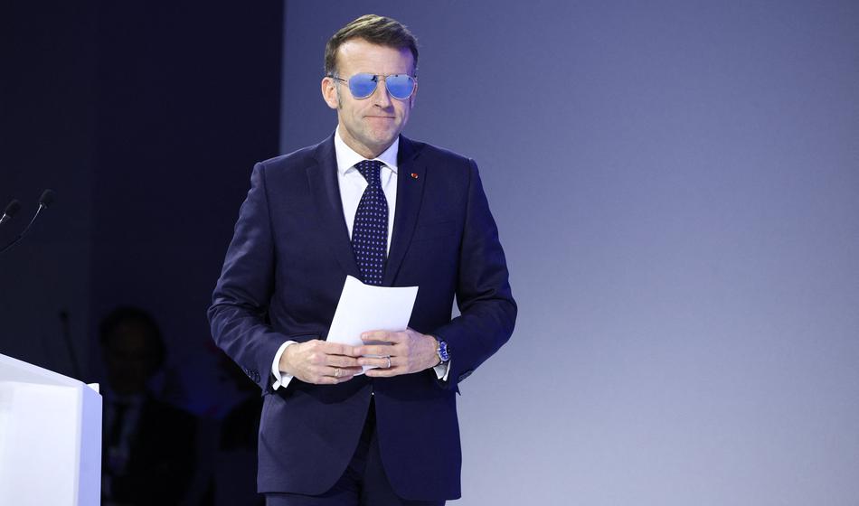 Zakaj ima Macron v Davosu sončna očala?