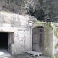 Eden od vhodov v podzemne rove z Jelenovega klanca.
