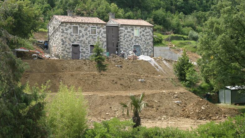 Nakup posestva z varovanim gozdom in pašnikom je pred dvema letoma vzbudil velik