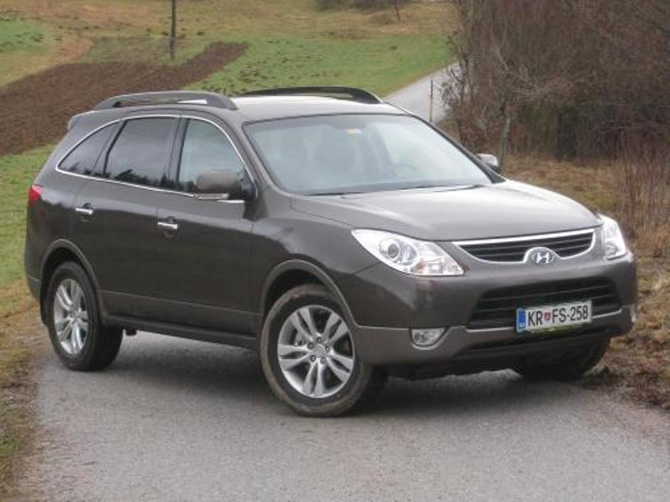 V ix55 se lahko pelje sedem potnikov, a bosta najmanj dva med njimi morala biti 