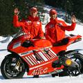 Casey Stoner in Marco Melandri sta se z novim Ducatijem predstavila kar na snegu